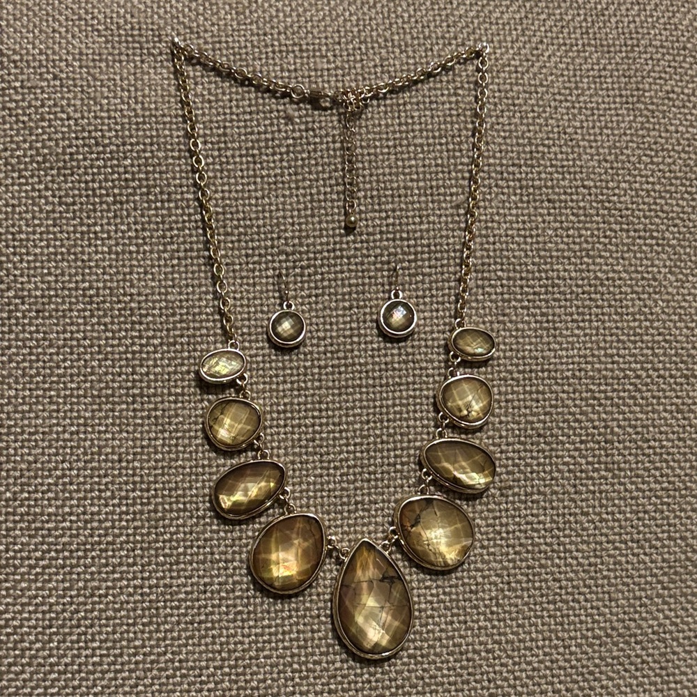 Elegant Gold Necklace and Earring Set